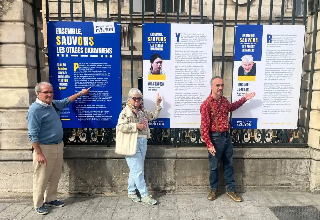 Les trois panneaux consacrés aux deux otages civils seront affichés à la vue de tous les Lyonnais sur les grilles de l'Hôtel de Ville sur toute la durée de son engagement.