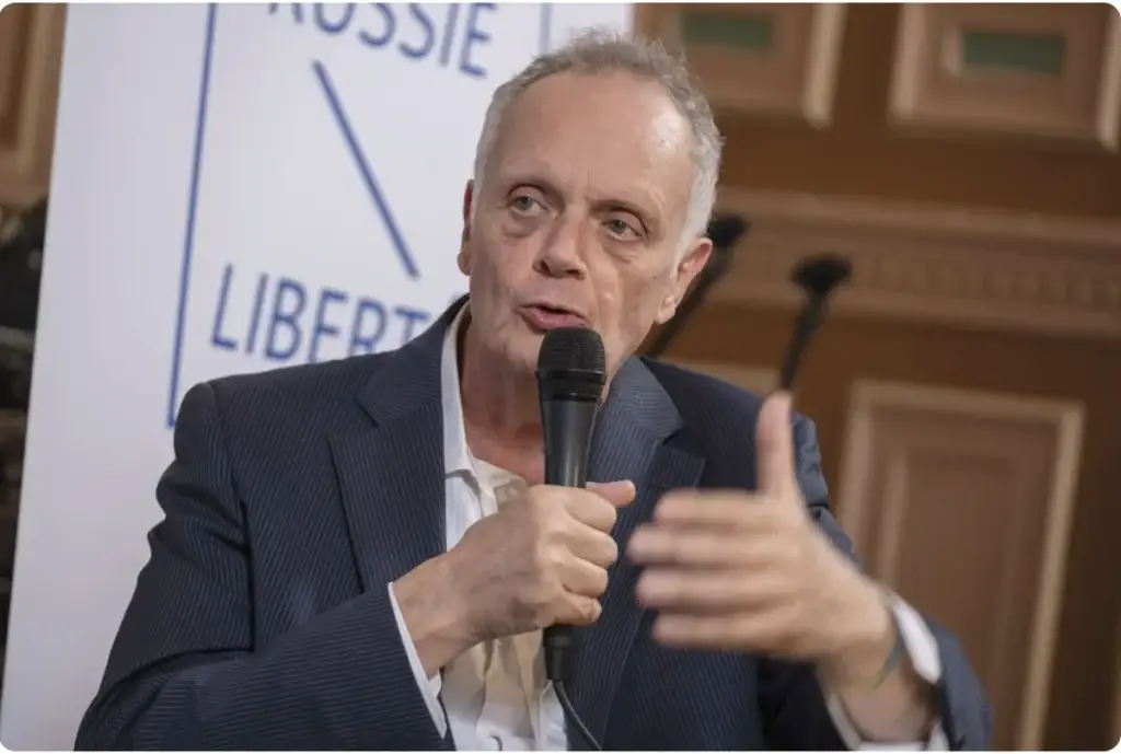 Pierre Raiman, micro en main, lors de la table ronde du Forum Russie-Libertés 2026
